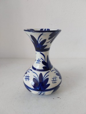 Vaza ceramica vintage, pictata manual, albastru pe fond alb, 15cm inaltime foto