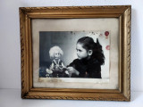 Tablou fotografie veche fetita cu papusa, rama lemn, sticla deasupra 36x31cm