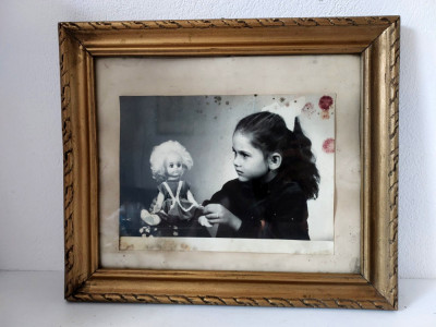 Tablou fotografie veche fetita cu papusa, rama lemn, sticla deasupra 36x31cm foto