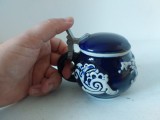 Vas ceramic mic (tip halba cu capac), Wekara, Germania, #2821 - 40, pentru mustar / condmiente, cca8 cm inaltime, ceramică albastră decorata cu albă
