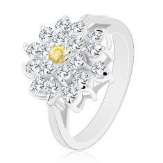 Inel în nuanță argintie, floare mare de zirconii transparente, centru zircon galben - Marime inel: 50