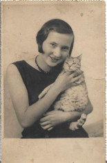 B221 Portret tanara fata cu pisica studio Hubner Ilus Brasov poza veche foto