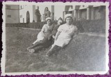 Fotografie, Doua infirmiere de la spital, impreuna cu un miltar ranit in cel de-al doilea razboi mondial