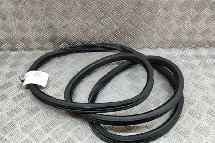Garnitura ușă st&acirc;nga spate PORSCHE CAYENNE 92A 2015 OEM: 7P0867367H,7P0.867.367.H | 22448977