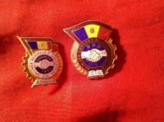 2 Insigne Uniunea Generala a Sindicatelor din Romania , RPR si 1981 metal si email , h=2,7 si 2,2cm