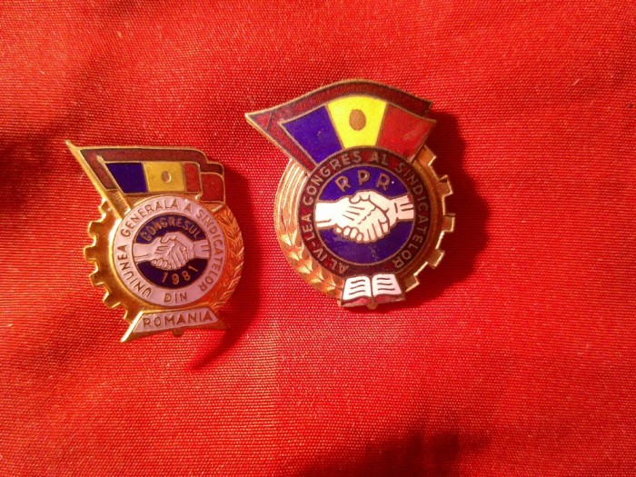 2 Insigne Uniunea Generala a Sindicatelor din Romania , RPR si 1981 metal si email , h=2,7 si 2,2cm
