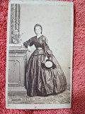 Fotografie tip CDV, femeie cu poseta, sfarsit de secol XIX