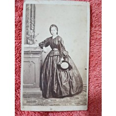 Fotografie tip CDV, femeie cu poseta, sfarsit de secol XIX