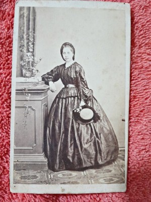 Fotografie tip CDV, femeie cu poseta, sfarsit de secol XIX foto