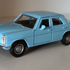 Macheta Mercedes 220 W115 1972 bleu - Welly 1/36