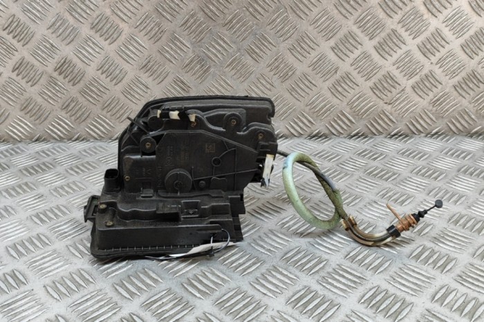 &Icirc;ncuietoare ușă dreapta față BMW X5 F15, F85 2012 OEM: 7477688 23615901