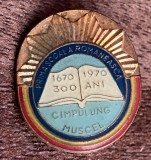 QW9 N9 18 - insigna - tematica educatie - Prima scoala romaneasca la 300 ani - Campulung Muscel - 1670 - 1970