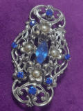 Brosa veche argintata cu pietre multifatetate albastru,6,7 cm/3,8,brosa vintage