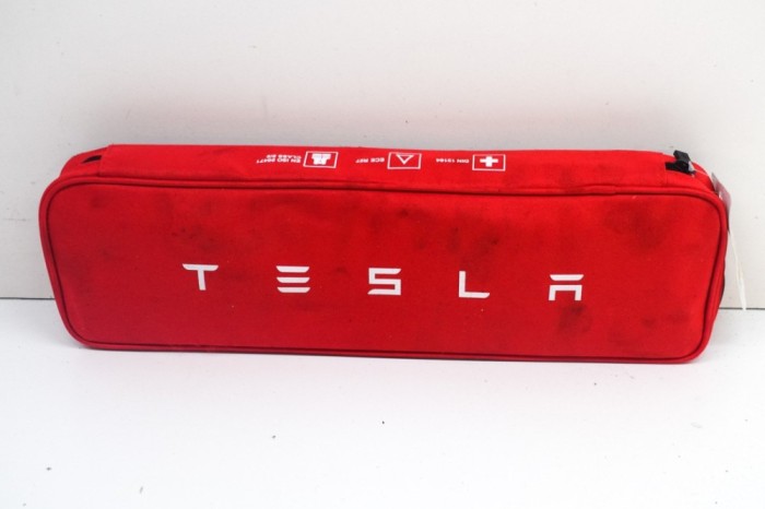Trusa de prim ajutor TESLA MODEL 3 2021 OEM: 18013189625,1475076-00-C,P1475076-00-C 17190592