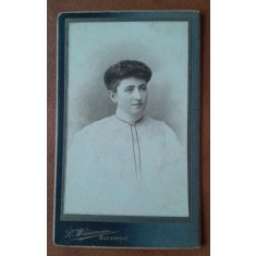 Fotografie tip CDV, tanara la 20 de ani, 1905