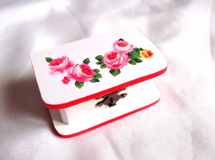 cutie din lemn cu model floral , trandafiri roz si galben 33735