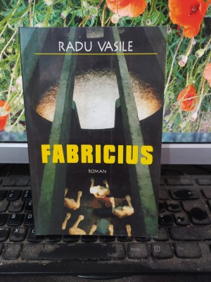 Radu Vasile, Fabricius, editura Polirom, Iași și București, 1999, 146 foto