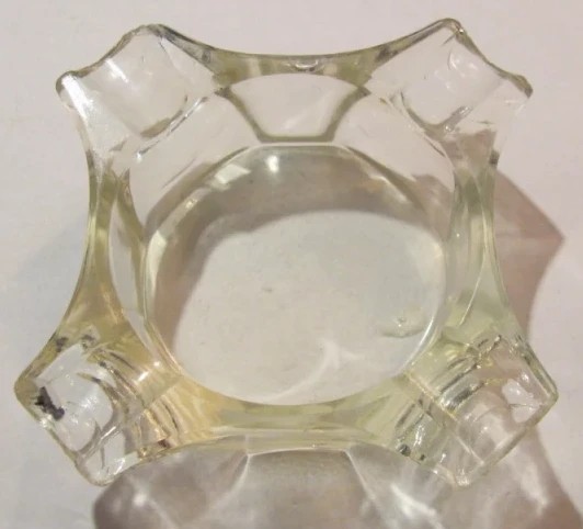 CY - Scrumiera (mai) veche din sticla / prezinta o ciobitura