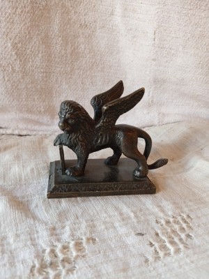 Leu &amp;icirc;naripat, statuie bronz miniatura foto