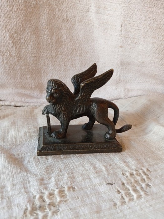 Leu &icirc;naripat, statuie bronz miniatura