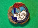 Insigna sport - emisă cu ocazia celei de-a IX-a ediții a Jocurilor Mondiale Universitare de Iarnă din anul 1951 (RPR)