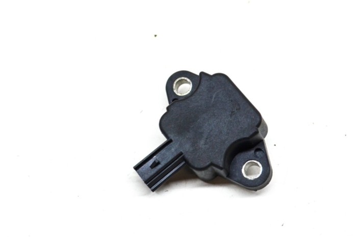 Senzor de impact dreapta față TESLA MODEL S 2018 13681630