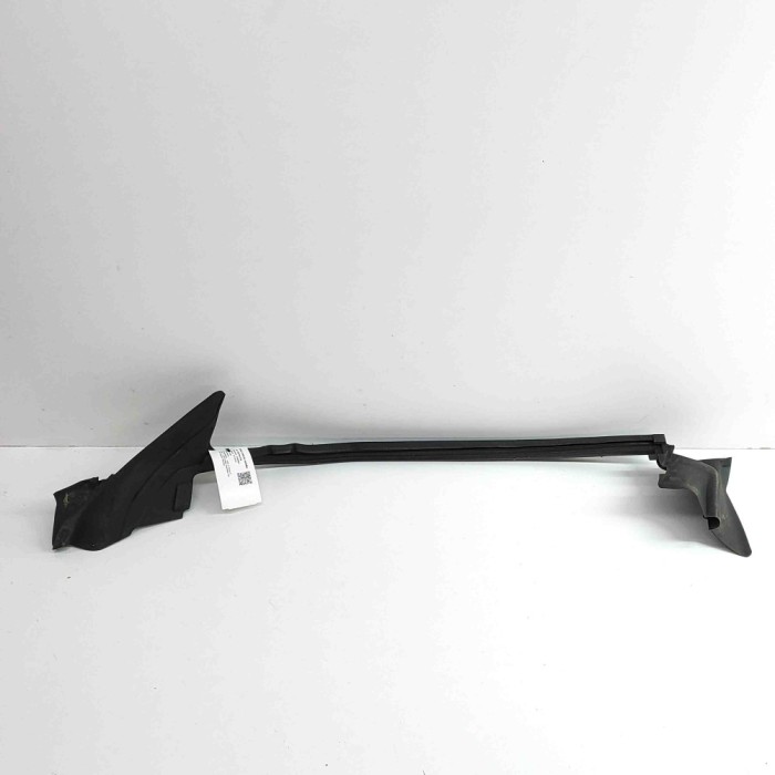 Garnitura de cauciuc ușă dreapta față AUDI E-TRON GT 2022 OEM: 4J3837392A 30763732