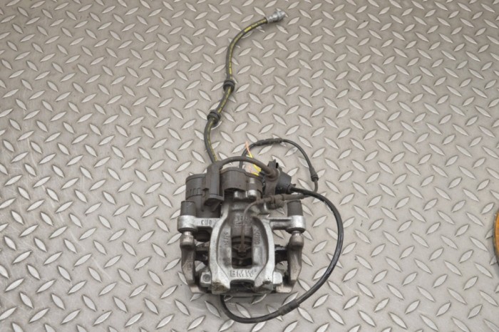 Etrier de fr&acirc;nă dreapta spate BMW 2 Gran Coupe F44 2022 OEM: 1543680 17668918