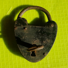 D447-Lacat vechi anii 1800 cu cheie metal functional. Marimi: 5.5/ 4.5 cm.