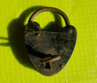 D447-Lacat vechi anii 1800 cu cheie metal functional. Marimi: 5.5/ 4.5 cm. foto
