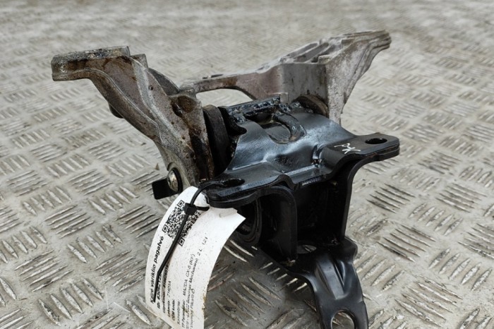 Suport motor st&acirc;nga MAZDA CX-5 KF 2022 OEM: KDRA-39-070,KDRA39070,KB7W-39-08YB,KB7W3908YB | 30921223