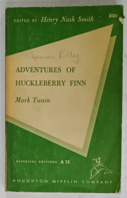 ADVENTURES OF HUCKLEBERRY FINN by MARK TWAIN , PREZINTA SUBLINIERI SI URME DE UZURA , 1958 foto