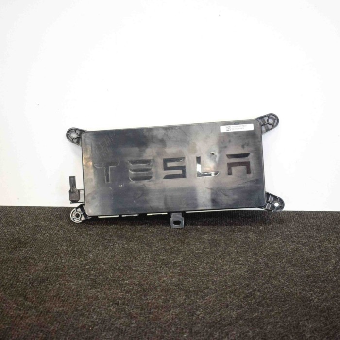 Modul de control ușă st&acirc;nga spate TESLA MODEL X 2016 OEM: 1043900-10-D 4111795