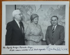 Foto Maria Groza, ministru adjunct de externe, Charles Wick (autograf si dedicatie), director CIA si Mircea Malita, ambasadorul Romaniei in USA, 1984