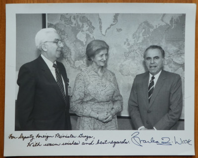 Fotografie la ONU , Maria Groza , Charles Wick (autograf) si Mircea Malita ,1984 foto
