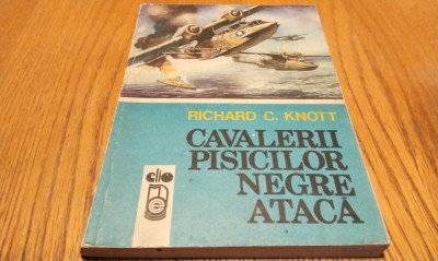 CAVALERII PISICILOR NEGRE ATACA - Richard C. Knott - 1990, 225 p. foto