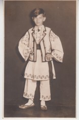 QW18 53 - Fotografie foarte veche - baiat in costum national - anii 1950