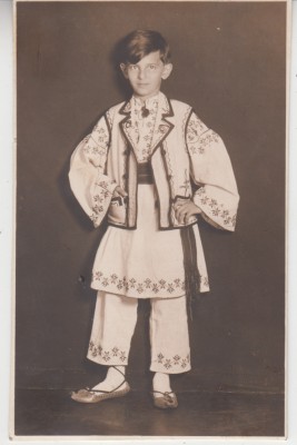 QW18 53 - Fotografie foarte veche - baiat in costum national - anii 1950 foto