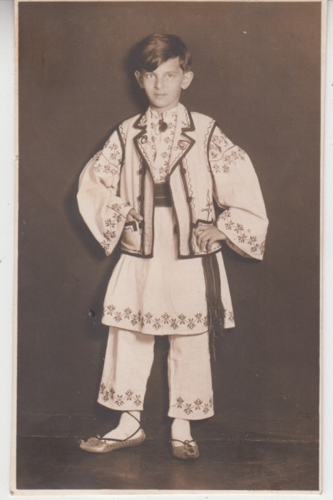 QW18 53 - Fotografie foarte veche - baiat in costum national - anii 1950