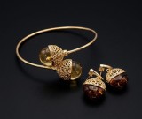 Cumpara ieftin Set Regal din Argint 925 Placat cu Aur: Bratara Cuff si Cercei cu Chihlimbar Sculptat in Filigran, 15.13g