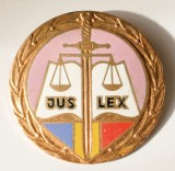 INSIGNA JUDECATOR ( MOV DESCHIS ) JUS LEX 50 MM JUSTITIE MAGISTRAT MAGISTRATURA ( CITITI DESCRIEREA )