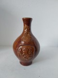 Vas ceramic ulcior decorativ antropomorf Bartmannskrug (cu față de bărbat), inspirat din ceramică renascentistă din secolul al XVI-lea.
