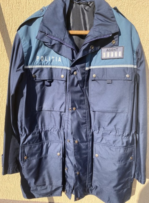 Scurtă ,Geacă lungă politie