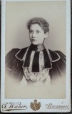 Fotografie tip CDV, femeie cu parul strans, 1896