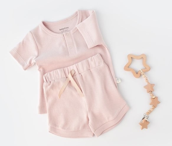 Set tricou cu pantaloni scurti - 100% bumbac organic - Roz, BabyCosy (Marime: 6-9 luni)