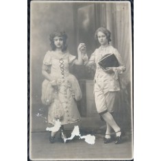 Fotografie tip Carte Postala, doua fete imbracate in costume din anii 1700, Ploiesti 1924