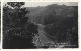 CP1907N Lacul Roșu (Gyilkos) privit din v&acirc;rful Țohardului &ndash; Coh&aacute;rd tet&ouml;r&ouml;l n&eacute;zve, Foto Ambrus, carte poștală