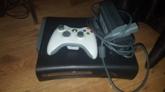 XBOX360 consola XBOX 360 model nou slim + 1 joc original Need for Speed Hot Pursuit *(curse de masini auto)