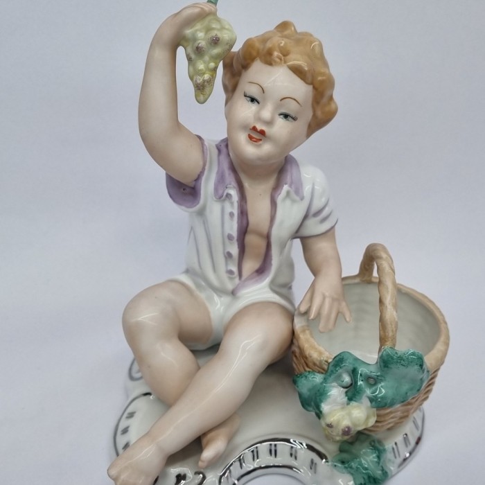Bibelou portelan romanescvechi, vintage - Baiat cu strugure si cosulet