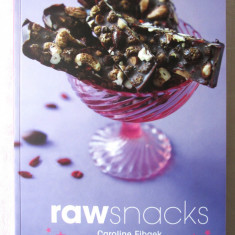 "RAW SNACKS". Caroline Fibaek, 2014. Retete culinare gustari "raw" cu ilustratii